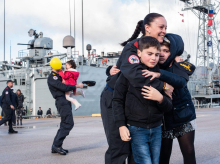 Una emotiva imagen difundida por la Armada del recibimiento de una de las tripulantes de la fragata Victoria tras cuatro meses en el Índico