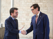 El presidente de la Generalitat, Pere Aragonès (i), y el primer secretario del PSC, Salvador Illa (d), a su llegada a la firma del acuerdo de presupuestos