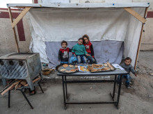 Un grupo de niños en un puesto de venta de pan plano en Deir al-Balah, en el centro de Gaza