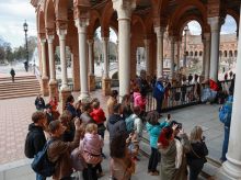 Turistas visitan la Plaza de España de Sevilla