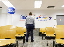 Un hombre espera su turno en la Agencia Tributaria para presentar la declaración de la renta