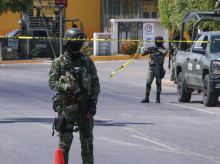 Miembros del Ejército mexicano custodian una calle en Culiacán, estado de Sinaloa, México