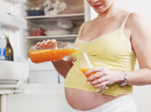 La ingesta de zumos, refrescos y comidas procesadas ponen en riesgo al feto