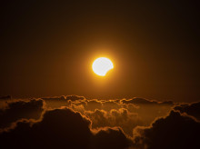 Las islas más occidentales de Canarias han sido uno de los pocos puntos de España desde donde se ha visto el eclipse solar de este 8 de abril, aunque de forma parcial. En la imagen, el eclipse sobre el mar de nubes, fotografiado desde Garafía, en las cumbres de La Palma.