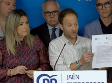 Domínguez muestra la denuncia, acompañado por miembros del PP de Jaén