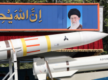 Un camión militar iraní transporta partes de un misil Sayad 4-B, en Teherán