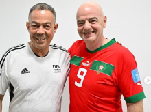 Infantino posa con la camiseta de la selección marroquí