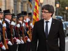 Carlos Puigdemont pasa revista a los Mossos cuando era presidente de Cataluña
