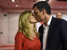 Pedro Sánchez y su mujer Begoña Gómez en la noche electoral de Partido Socialista durante las Elecciones Generales 2016