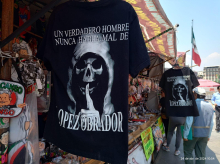Camisas con la imagen de la Santa Muerte y referencias a López Obrador