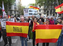 Asistentes a la manifestación para pedir dimisión de Pedro Sánchez