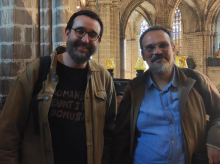 Los medievalistas Lluís Sales y Carles Vela, comisarios de 'Toda la cera que arde', en la Catedral de Barcelona.