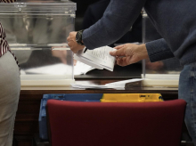 Foto de una urna en un colegio electoral