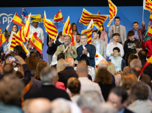 El presidente del PP en Cataluña y candidato del partido a las elecciones catalanas, Alejandro Fernández (i), y el presidente del Partido Popular, Alberto Núñez Feijóo