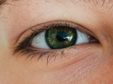 La coriorretinopatía serosa central ocurre cuando se acumula líquido debajo de la retina