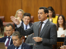 El presidente de la Junta, Juanma Moreno, en la sesión de control en el Parlamento andaluz