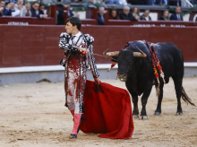 El diestro Francisco José Espada faena a su segundo toro de la Goyesca del 2 de Mayo en Madrid