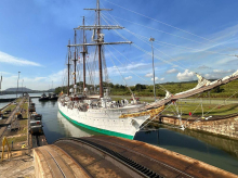 El buque-escuela Juan Sebastián de Elcano cruza el canal de Panáma