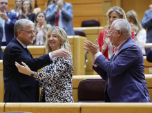 Antonio Silván recibe la felicitación de la portavoz del PP en el Senado, Alicia García, tras su intervención