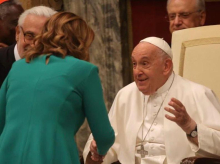 María José Catalá saluda al Papa Francisco, este jueves, en El Vaticano