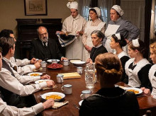 Fotograma de "La Promesa" serie española en la hora del almuerzo de los sirvientes
