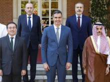 El presidente del Gobierno, Pedro Sánchez, y el ministro de Asuntos Exteriores, José Manuel Albares, junto con los líderes árabes