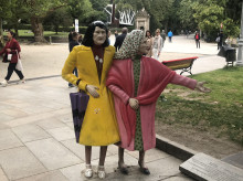 Escultura en bronce de las Dos Marías, en la entrada del Parque de la Alameda en Santiago