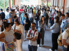 Algunos profesores minutos antes de entrar el centro escolar para comenzar las pruebas