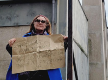 Pilar, a la puerta de la sede socialista de Coruña