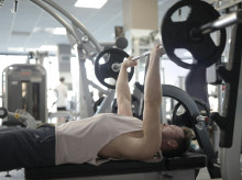 Un joven en el gimnasio