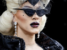 Las drag queens reciben a los invitados en el funeral de Erwin Olaf en Westerkerk