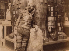 Eduardo Toda vestido de momia en el Museo Bulaq (El Cairo)