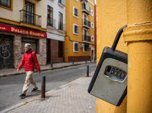 El candado de uno de los muchos pisos turísticos que hay en el Casco Antiguo de Sevilla