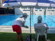 Dos socorristas en la nueva piscina municipal de verano del distrito de Tetuán
