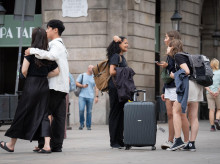 (Foto de ARCHIVO)
Varios turistas en el centro de Barcelona, a 17 de septiembre de 2024, en Barcelona, Catalunya (España). El teniente de alcalde de Economía en el Ayuntamiento de Barcelona ha defendido la decisión del gobierno municipal de extinguir los pisos turísticos en 2028, después de que este lunes el presidente de la Asociación de Apartamentos Turísticos de Barcelona (Apartur) señalase que las reclamaciones de responsabilidad patrimonial suman 1.000 millones de euros.

David Zorrakino / Europa Press
17 SEPTIEMBRE 2024;PISOS;TURISMO;PISOS TURÍSTICOS;APARTAMENTOS;APARTAMENTOS TURÍSTICOS;
17/9/2024