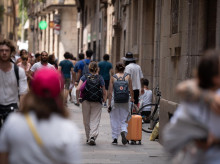 (Foto de ARCHIVO)
Varias personas pasean por Las Ramblas, a 30 de junio de 2023, en Barcelona, Cataluña (España). Cataluña fue el segundo destino turístico de España entre enero y mayo, solo por detrás de Baleares, con cerca de 1'8 millones de visitantes. El ministerio de Industria, Comercio y Turismo prevé que los datos de verano en toda España serán positivos después de que el balance del mes de mayo supusiera un aumento de un 4% de ocupación respecto al año anterior y el gasto de los turistas subiera en un 21%.

David Zorrakino / Europa Press
04 JULIO 2023;TURISMO;TURISTAS;MALETAS;VIAJE;VACACIONES;VERANO;
30/6/2023