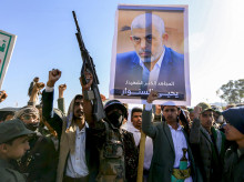 Partidarios de los hutíes de Yemen corean consignas mientras se reúnen con una foto del líder asesinado de Hamás, Yahya Sinwar