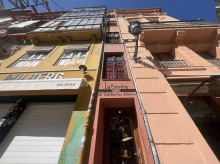 Vista de toda la fachada de solo 107cm de anchura, actualmente integrada en apartamentos y un bar en la plata baja