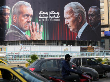 Un cartel con la imagen del presidente de Irán y el de EE.UU. con Netanyahu detrás
