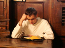 Un joven monje, sumido en la lectura de un libro espiritual