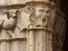 Escenas animales y mitológicas en los capiteles del Monasterio de Santes Creus