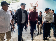 El presidente de Costa Rica, Rodrigo Chaves (C-izquierda) y el presidente de El Salvador, Nayib Bukele (C-derecha), visitan el centro penitenciario Jorge Arturo Montero Castro en Alajuela, Costa Rica