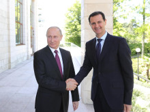El presidente ruso, Vladimir Putin, estrecha la mano con el presidente de Siria, Bashar al Asad