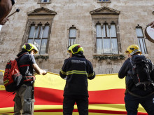 Bomberos frente al Palacio de la Generalitat