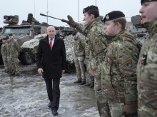 El secretario de Defensa británico, John Healey, en Estonia