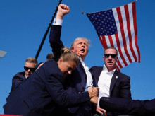 El mundo contuvo el aliento el pasado 13 de julio, cuando el entonces candidato republicano para la Presidencia de Estados Unidos, Donald Trump, fue víctima de un intento de asesinato durante un mitin en Butler, Pensilvania. Un leve y fortuito movimiento de cabeza fue lo que marcó la diferencia entre la vida y la muerte. La bala rozó la oreja derecha de Trump, causando una leve herida. El tirador, identificado como Thomas Matthew Crooks, un joven de tan solo 20 años, fue abatido en el lugar de los hechos