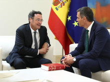 El presidente del Gobierno, Pedro Sánchez (d), recibe la Memoria Anual de la Fiscalía de manos del fiscal general del Estado, Álvaro García OrtiZ