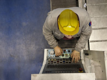 Un trabajador en una fábrica.