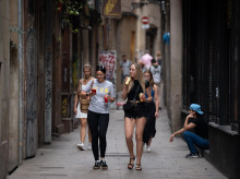 Dos jóvenes pasean por el centro de Barcelona, un foco turístico de la ciudad
