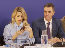 El presidente del Gobierno, Pedro Sánchez, junto a la vicepresidenta segunda y ministra de Trabajo y Economía Social, Yolanda Díaz